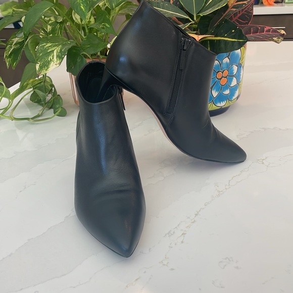 Veronica Beard Leone Pointed Toe Black Leather Bootie Size 8 - Picture 10 of 13